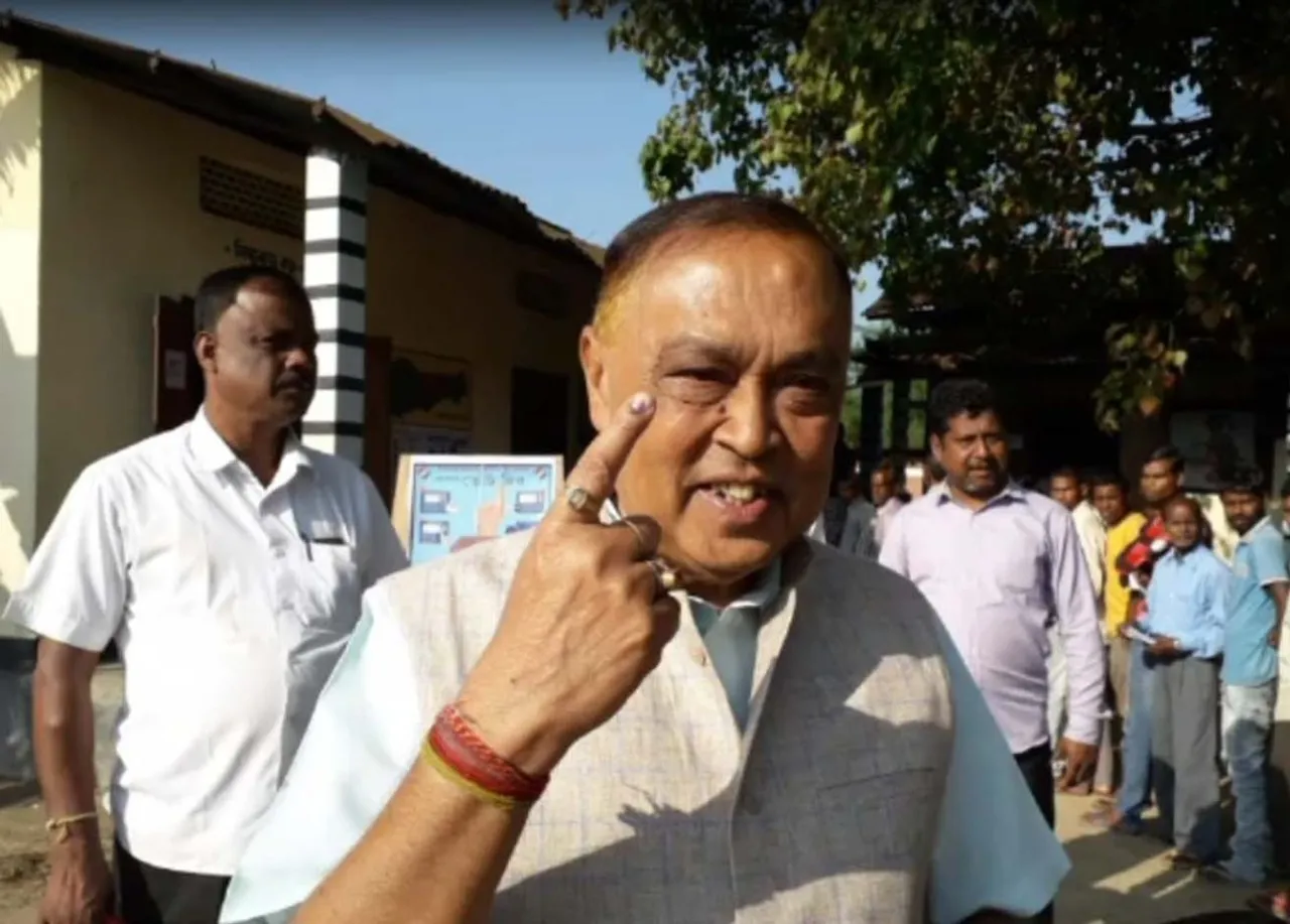 বিহালী সমষ্টিৰ চিলাহাৰাণ প্ৰাথমিক বিদ্যালয়ত মন্ত্ৰী ৰঞ্জিত দত্তৰ ভোটদান, VIDEO