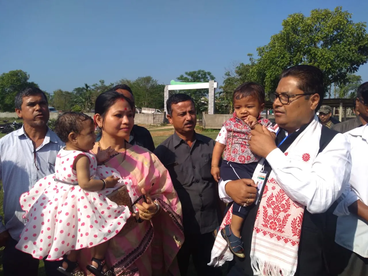 সপৰিয়ালে আহি ভোটদান কৰিলে যোৰহাট লোকসভা সমষ্টিৰ প্ৰাৰ্থী তপন কুমাৰ গগৈয়ে…