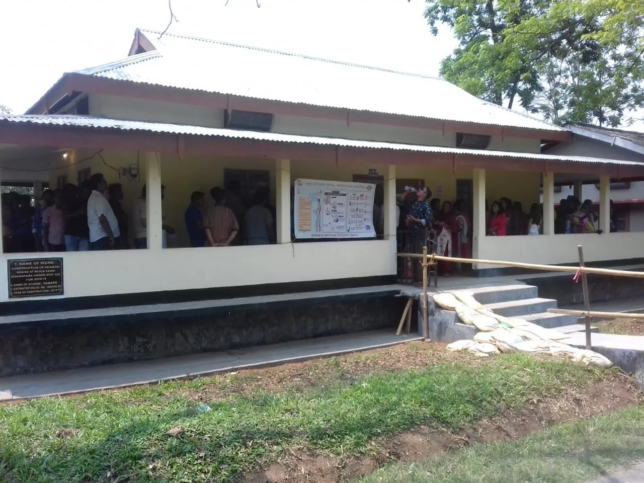 খানাপাৰা মিছন সঞ্চালকৰ কাৰ্যালয়ৰ ভোট গ্ৰহণ কেন্দ্ৰত ভোটাৰৰ দীঘলীয়া শাৰী