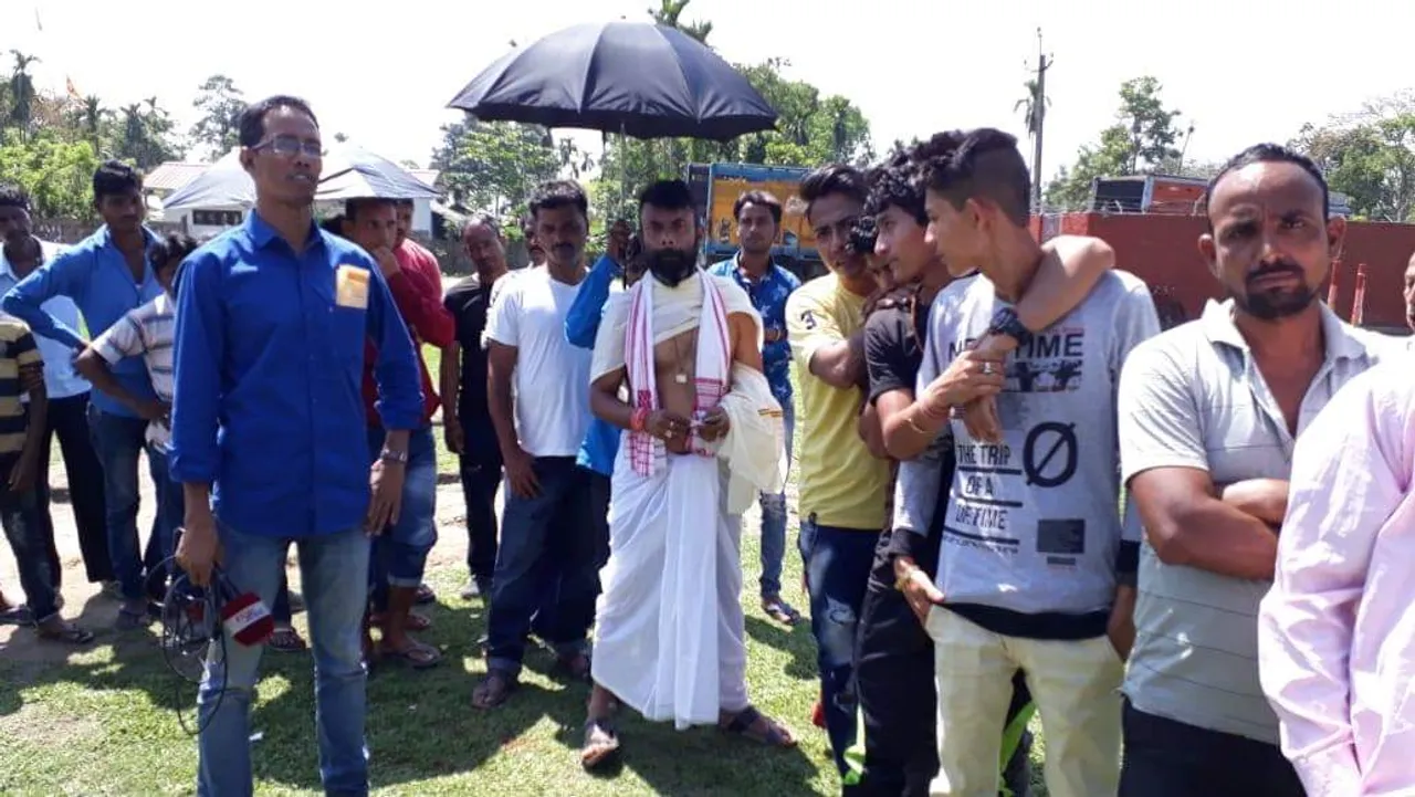 ধূতি পিন্ধি ভোটাধিকাৰ সাব্যস্ত বিধায়ক ৰূপজ্যোতি কুৰ্মীৰ, আঙুৰলতা ডেকায়ো দিলে ভোট…