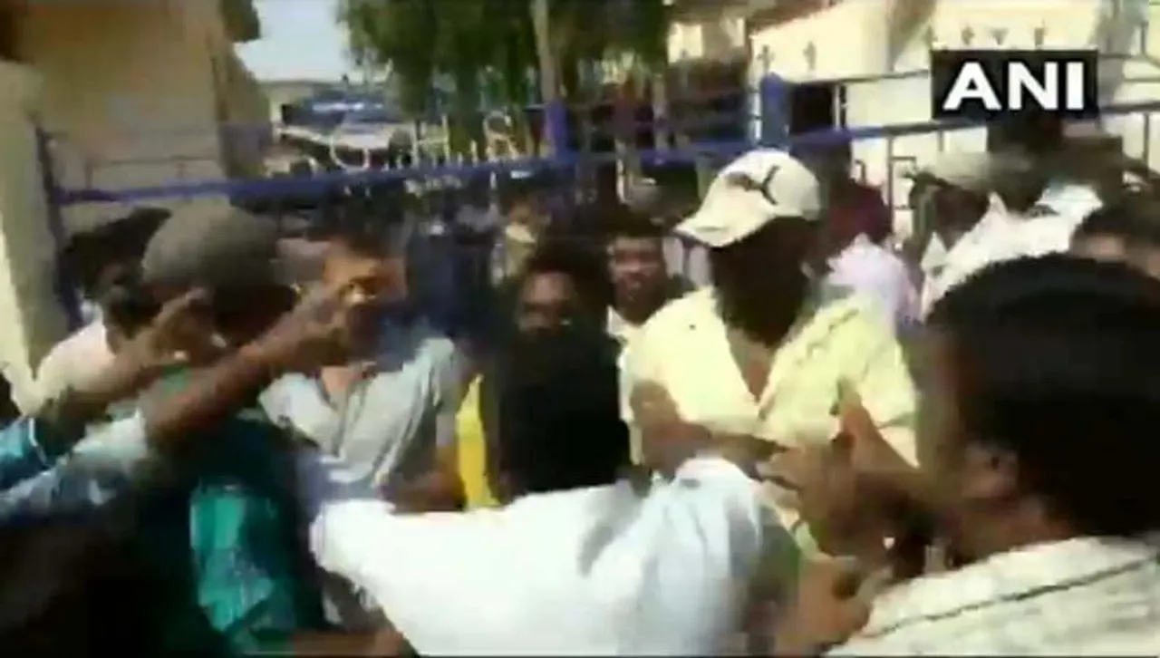 অন্ধ্ৰপ্ৰদেশৰ ভোটগ্ৰহণ কেন্দ্ৰত ৱাইএছআৰচিপি আৰু টিডিপি কৰ্মীৰ সংঘৰ্ষ, VIDEO