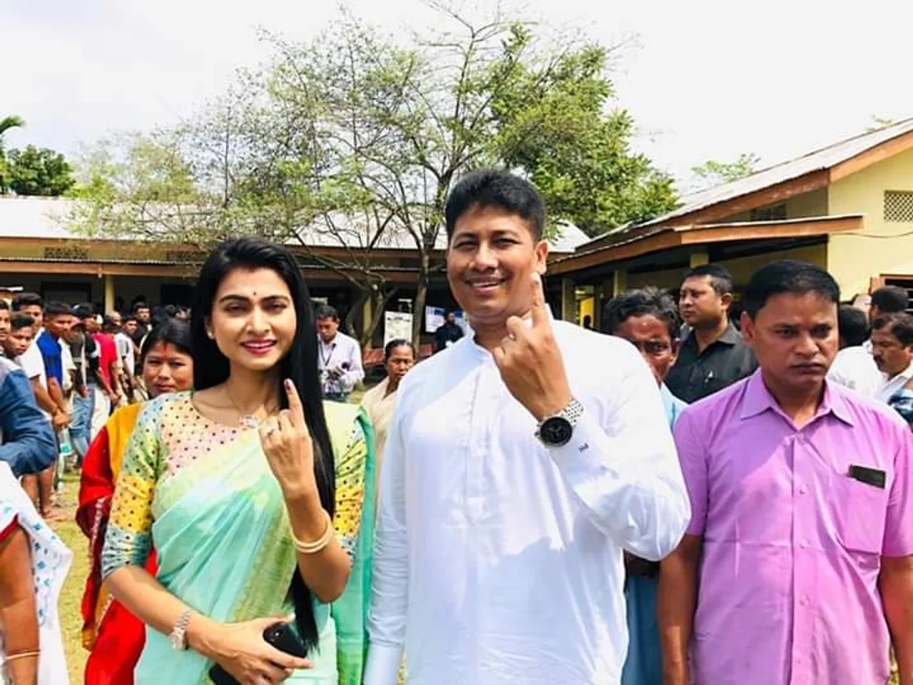 স্বামী পীয়ুষ হাজৰিকাৰ সৈতে ভোটদান কৰি আইমী বৰুৱাৰ দাবীঃ আকৌ ফুলিব পদুম…VIDEO