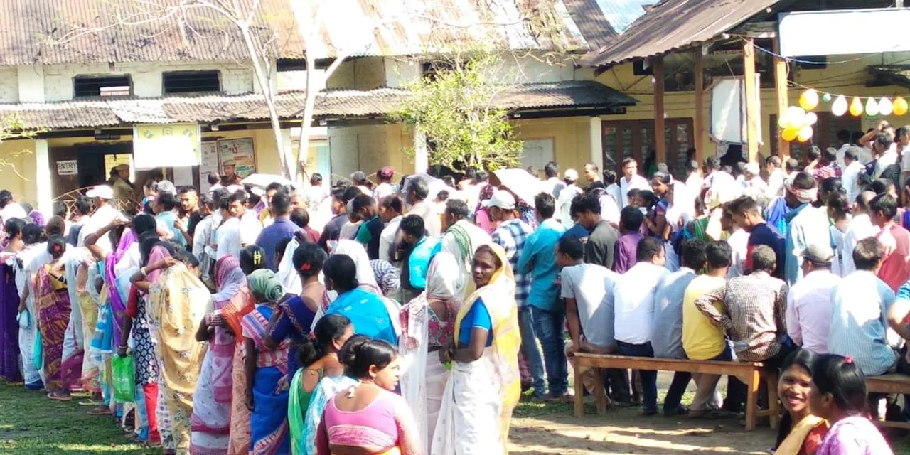 মথুৰাপুৰত পুৱাৰে পৰা ভোটগ্ৰহণ কেন্দ্ৰত ভোটাৰৰ ভিৰ…VIDEO