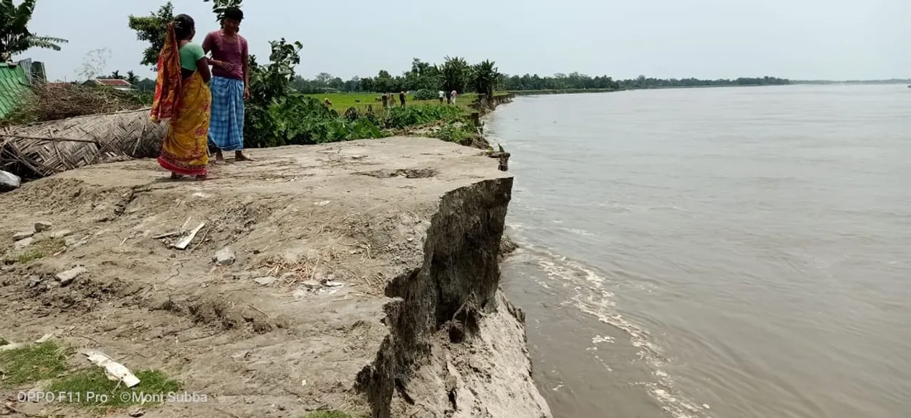 চেঙাৰ বৰভিঠাত চপৰা চপৰে খহিছে লুইতৰ গৰা… VIDEO