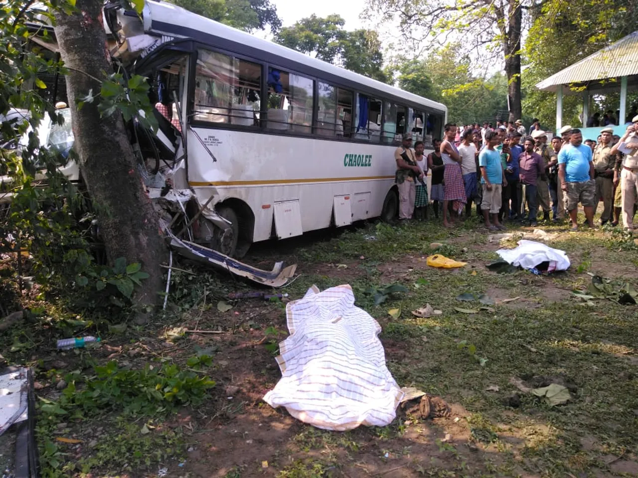 অভয়াপুৰীৰ শিঙিমাৰীত দূৰ্ঘটনাগ্ৰস্থ বিবাহযাত্ৰীৰ বাছ, থিতাতে দৰাৰ ভাতৃৰ সৈতে নিহত ২…