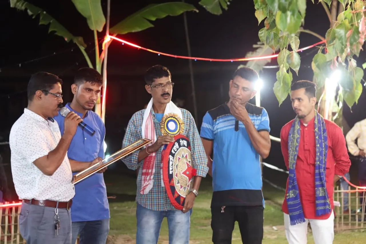 ভ্ৰাম্যমানৰ হাঁহিৰ সম্ৰাট ভাস্কৰ বর্মনলৈ বৰক্ষেত্ৰী সাধনা বঁটা…