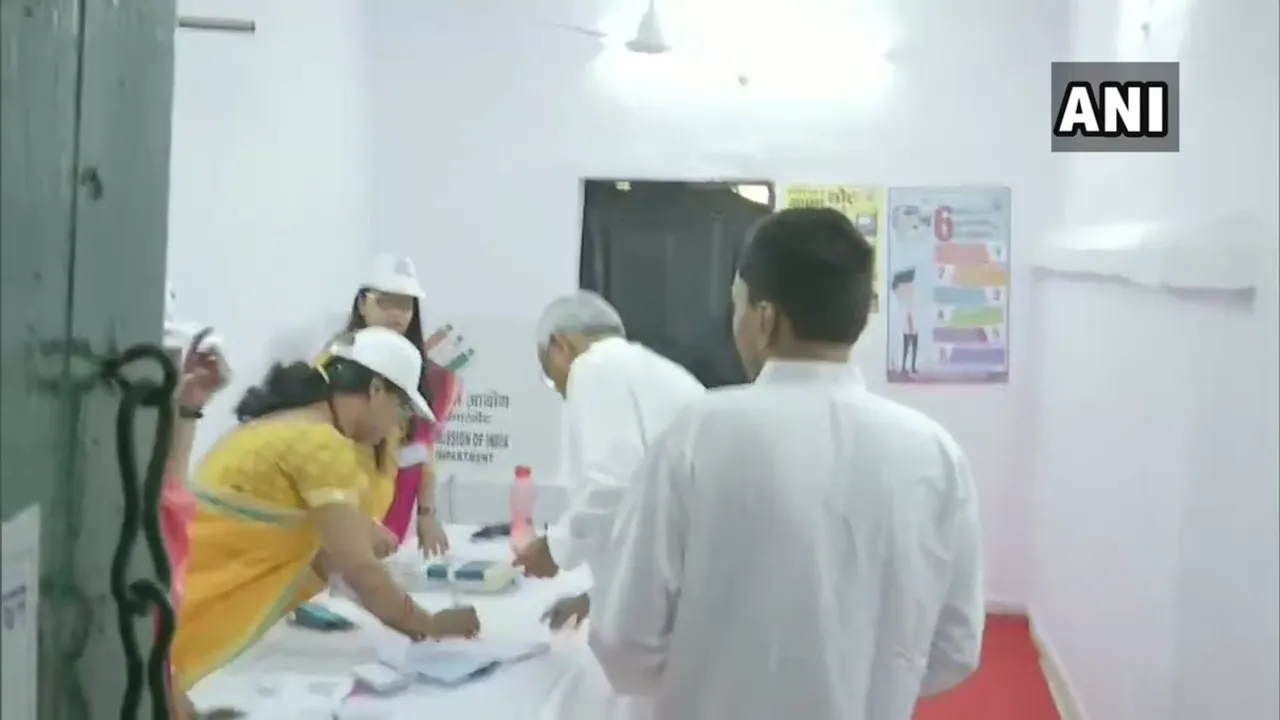 পুৱাই ভোটদান কৰিলে বিহাৰৰ মুখ্যমন্ত্ৰী নীতিশ কুমাৰে
