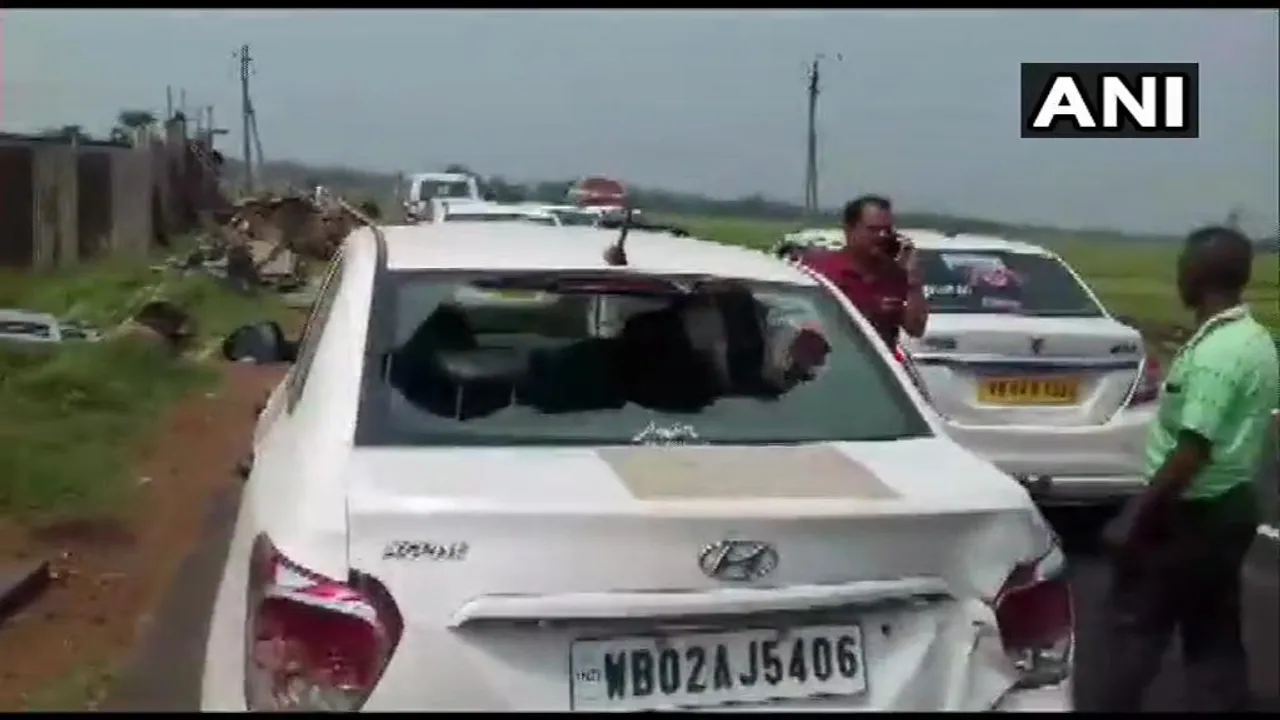 পশ্চিম বংগত পুনৰ বিজেপি প্ৰাৰ্থীৰ বাহনত আক্ৰমণ