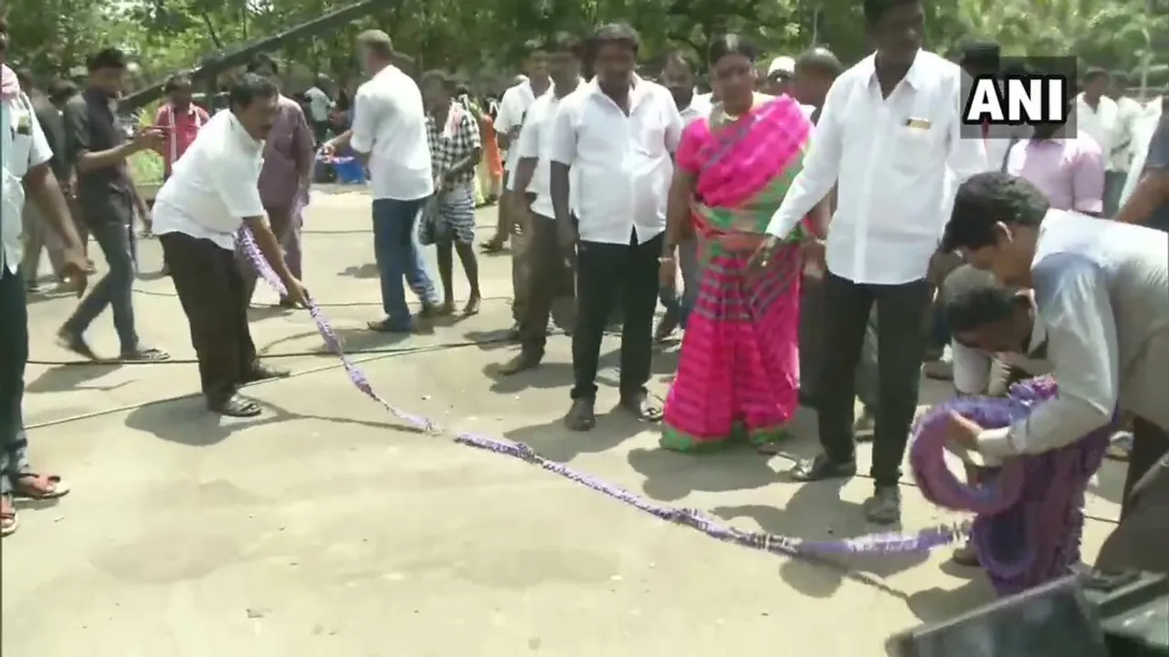 চেন্নাইৰ ডি এম কেৰ মুখ্য কাৰ্যালয়ত উৎসৱমুখৰ পৰিৱেশ…