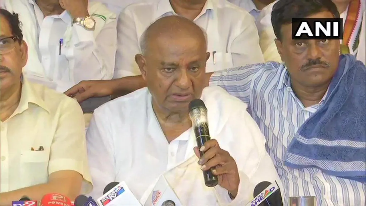 কৰ্ণাটকৰ টুমকুৰত পিছ পৰি ৰৈছে প্ৰাক্তন প্ৰধানমন্ত্ৰী এইছ ডি দেৱগৌড়া