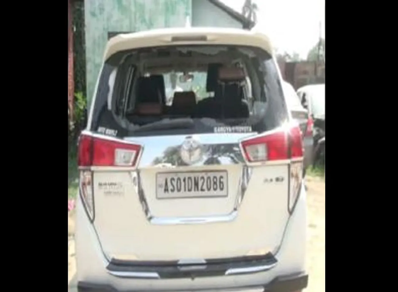 চামগুৰিত কংগ্ৰেছ-বিজেপি সমৰ্থকৰ মাজত প্ৰচণ্ড সংঘাত, একাংশ বিজেপি কৰ্মীয়ে ভাঙিলে ৰকিবুল হুছেইনৰ বাহন…