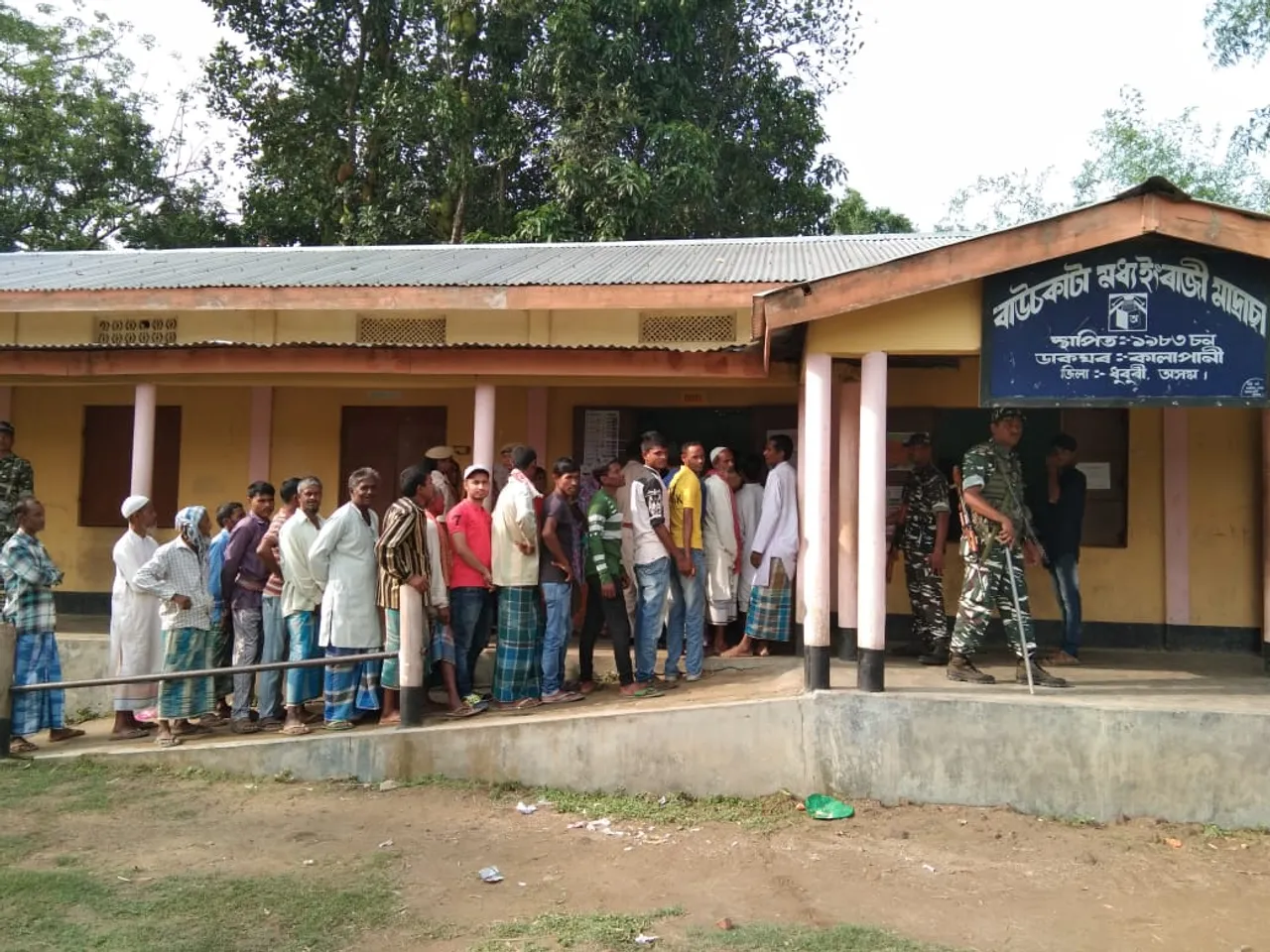ধুবুৰীৰ ৫ টা ভোটকেন্দ্ৰত শান্তিপূৰ্ণভাৱে চলি আছে ভোটগ্ৰহণ…
