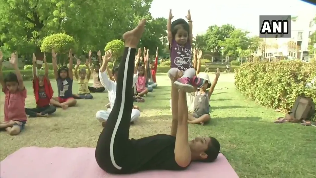 যোগ ব্যায়ামত ব্যস্ত বিশ্ব সবাতোকৈ চাপৰ মহিলাগৰাকী, চাওক VIDEO…