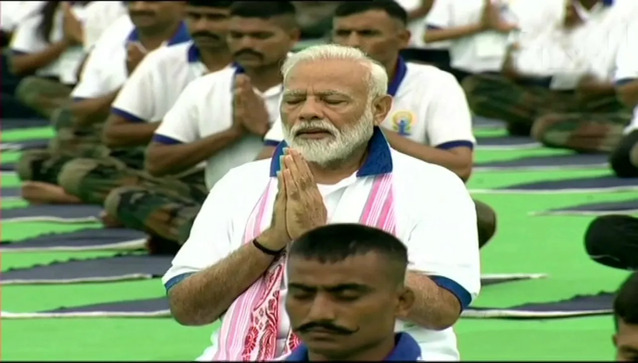 কান্ধত গামোছা লৈ ঝাৰখণ্ডত যোগাসনত বহিল প্ৰধানমন্ত্ৰী মোডী