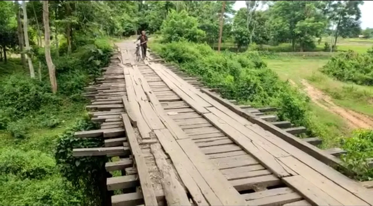 এখন জৰাজীৰ্ণ কাঠৰ দলঙে জলা-কলা খুৱাইছে সৰ্বসাধাৰণ জনতাক