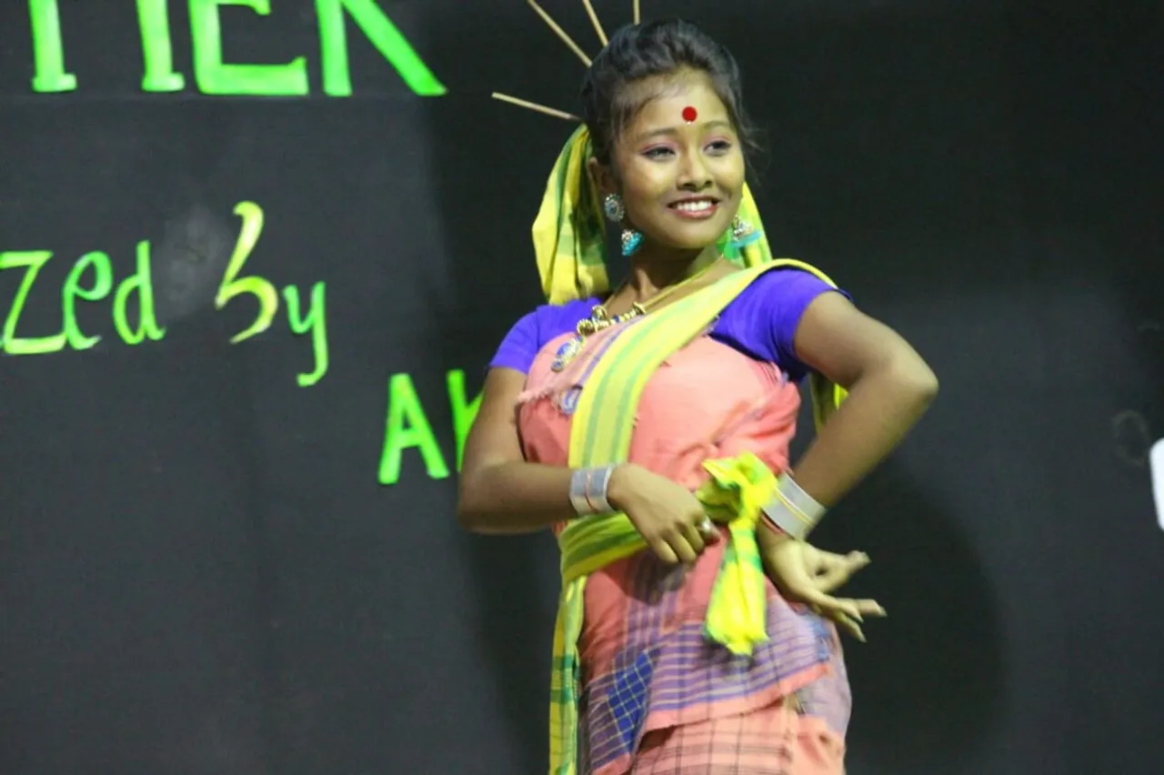 পশ্চিমবংগৰ কালচিনিত ভয়াৱহ পথ দুৰ্ঘটনাত কোচ ৰাজবংশীৰ উদীয়মান শিল্পী সুস্মিতা ৰায়সহ একেটা পৰিয়ালৰ ৪ জনৰ মৃত্যু…