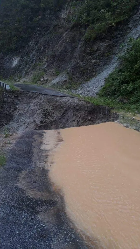 অৰুণাচলত ডাৱৰ বিস্ফোৰণ, ওদালগুৰি-অৰুণাচললৈ যোৱা পথৰ কেইবাস্থানতো ভুমিস্খলন…