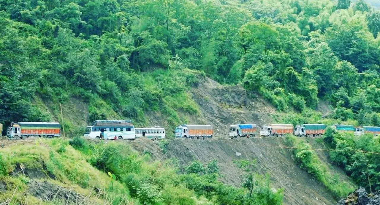 নাগালেণ্ডত প্ৰবল বৃষ্টিপাতঃ বিচ্ছিন্ন ক’হিমা-ইম্ফল সংযোগী ২৯ নং ৰাষ্ট্ৰীয় ঘাইপথ, আবদ্ধ শ শ যান বাহন