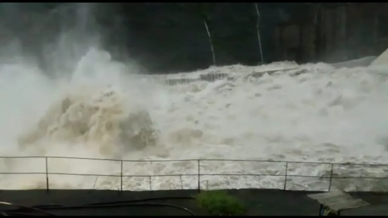 অৰুণাচলত নেৰানেপেৰা বৰষুণ, সৰ্বত্ৰে ভূমিস্খলন, ভয়ানক ৰূপ ল’ব ব্ৰহ্মপুত্ৰই! VIDEO