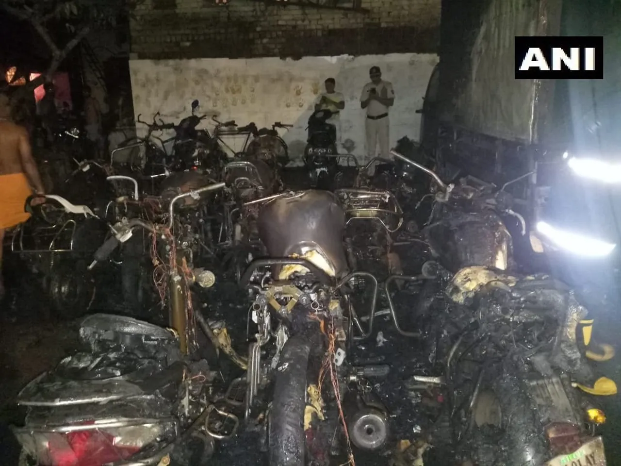 চাঞ্চল্যকৰ ঘটনা, দুৰ্বৃত্তই জ্বলাই দিলে ২৪ খনকৈ বাহন