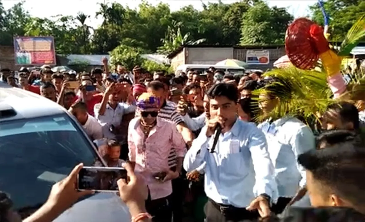 কাঞ্চনজংঘাৰ প্ৰচাৰঃ টংলা মহাবিদ্যালয়ত উপস্থিত হাৰ্টথ্ৰৱ জুবিন গাৰ্গ… VIDEO