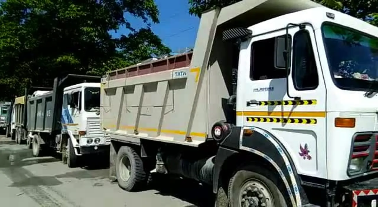 শালবাৰীত ছাত্ৰ সন্থাই ৬ খনকৈ ডাম্পাৰ-ট্ৰাক আৱদ্ধ কৰি চমজাই দিলে মহকুমা প্ৰশাসনক