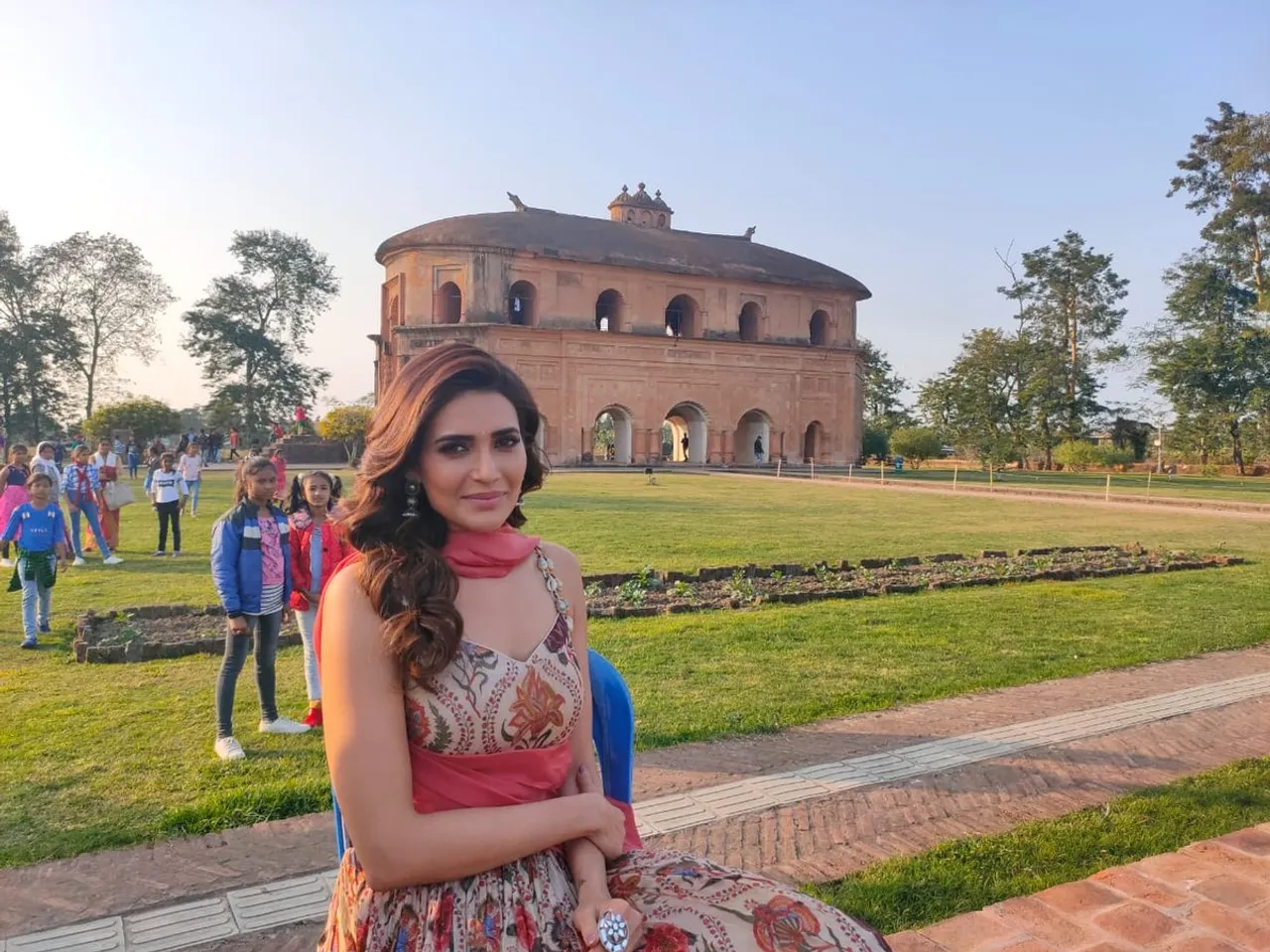 ৰংঘৰৰ বাকৰিত বলিউদৰ মোহময়ী অভিনেত্ৰী কৰিশ্মা তন্না, কিয়? চাওঁক VIDEO…