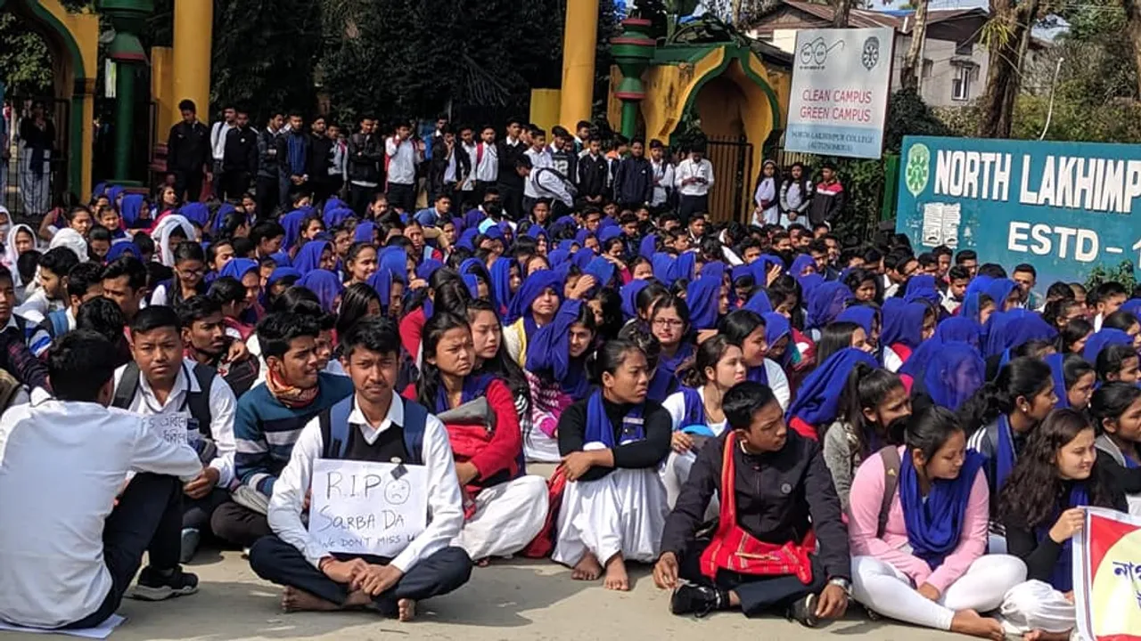 ‘কা’ৰ বিৰুদ্ধে উত্তৰ লখিমপুৰ মহাবিদ্যালয়ৰ ছাত্ৰ সমাজৰ প্ৰতিবাদ…