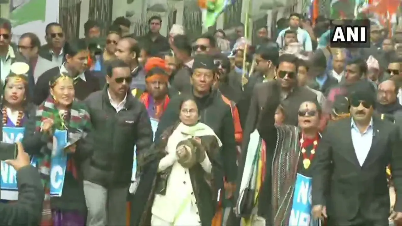 ‘কা’, এনআৰচি, এনপিআৰৰ বিৰুদ্ধে দাৰ্জিলিঙত মুখ্যমন্ত্ৰী মমতা বেনাৰ্জীৰ প্ৰতিবাদী সমদল বাহিৰ…