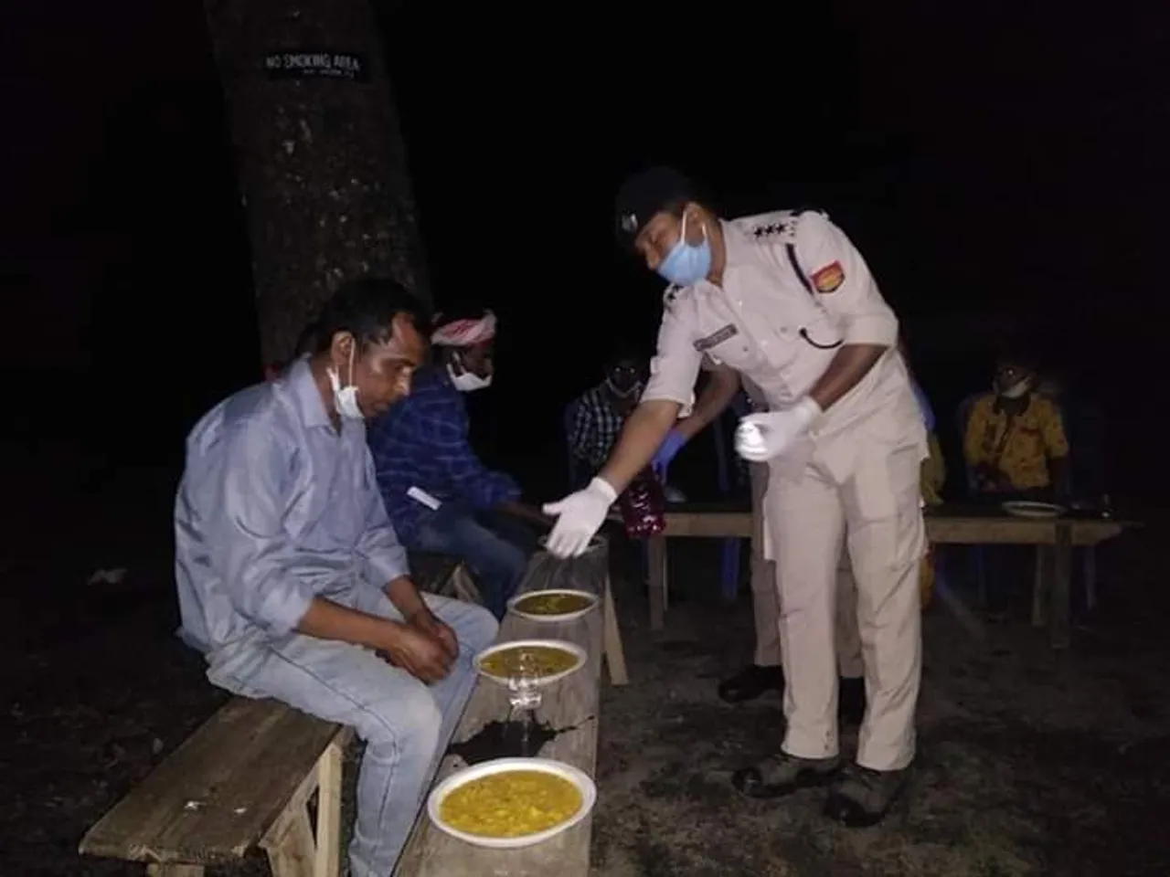 দূৰণিবটীয়া যাত্ৰীক খিচিৰি প্ৰদান বৰপেটা জিলা আৰক্ষীৰ, বৰপেটা জিলাৰ মাজদিয়াত নিচিদ্ৰ তালাচী, প্ৰতিগৰাকী যাত্ৰীকে কৰিছে স্ক্ৰিনিং
