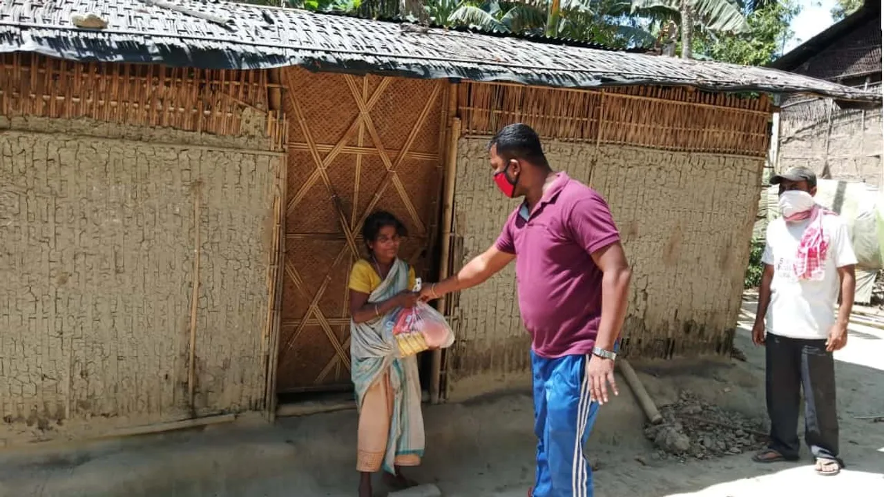 ঘগ্ৰাপাৰত বিজেপি নেতা ডিম্বেশ্বৰ বেজবৰুৱাই ৫০০টা দুখীয়া  পৰিয়ালৰ মাজত বিতৰণ কৰিলে খাদ্য সামগ্ৰী…