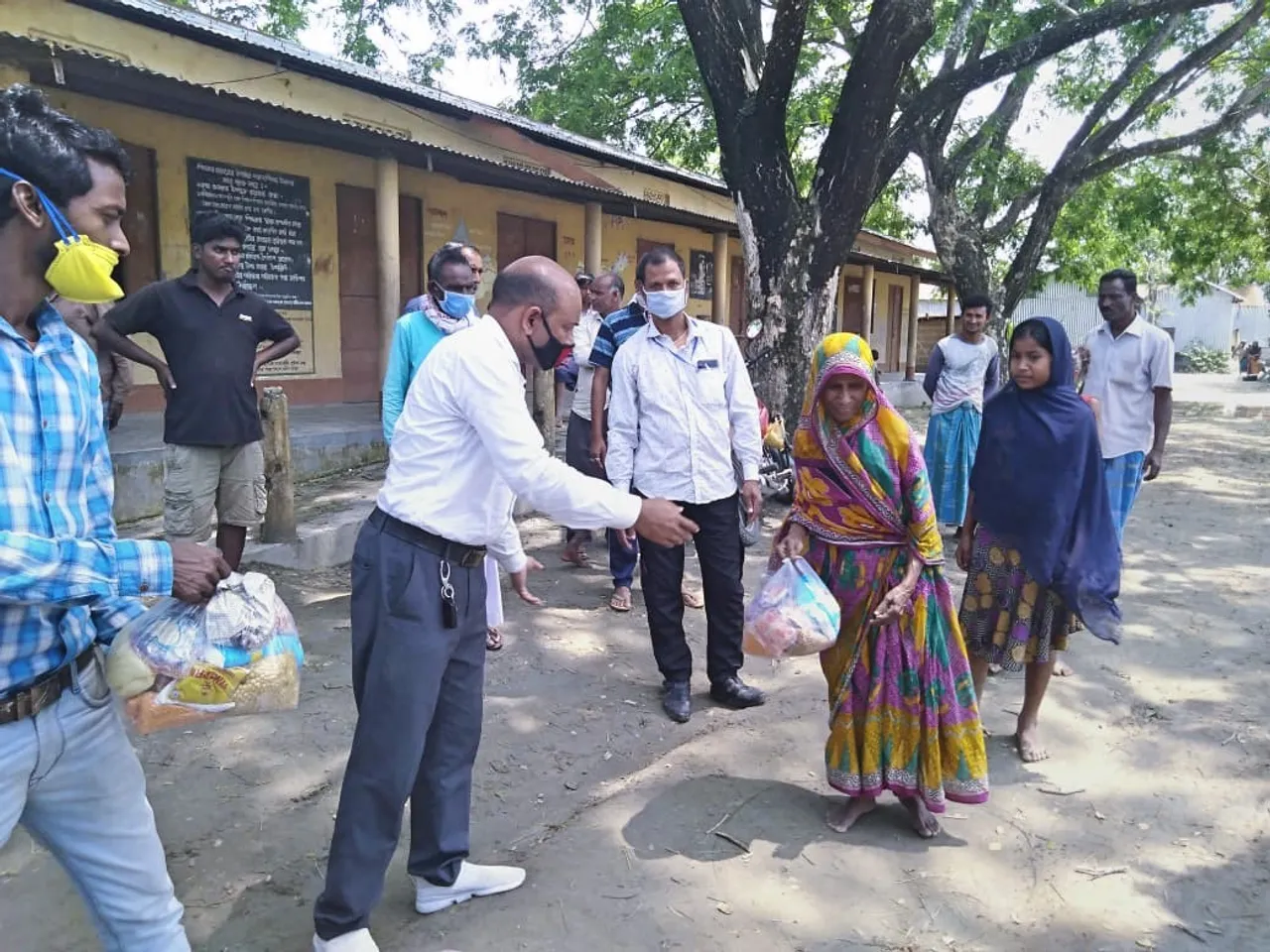 হাতীশলা-ভলুকাবাড়ীত দৰিদ্ৰৰ মাজত ছেহৰী, ইফতাৰৰ সামগ্ৰী বিতৰণ, গৰৈমাৰীতো চাইন্স একাডেমীৰ ফল-মূল বিতৰণ