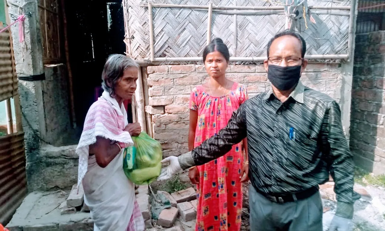 টিহুত পঞ্চায়তৰ সচিব-লেখক সনাতন বৰ্মনৰ কিতাপ-অত্যাৱশ্যকীয় সামগ্ৰী বিতৰণ…