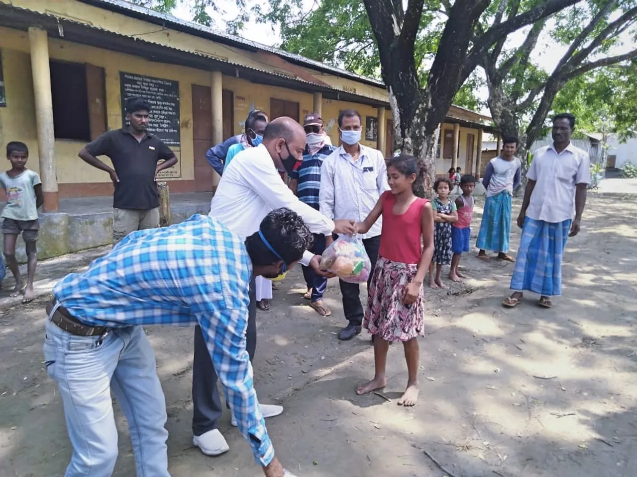 হাতীশলা-ভলুকাবাড়ীত দৰিদ্ৰৰ মাজত ছেহৰী, ইফতাৰৰ সামগ্ৰী বিতৰণ, গৰৈমাৰীতো বিতৰণ ফল-মূল…
