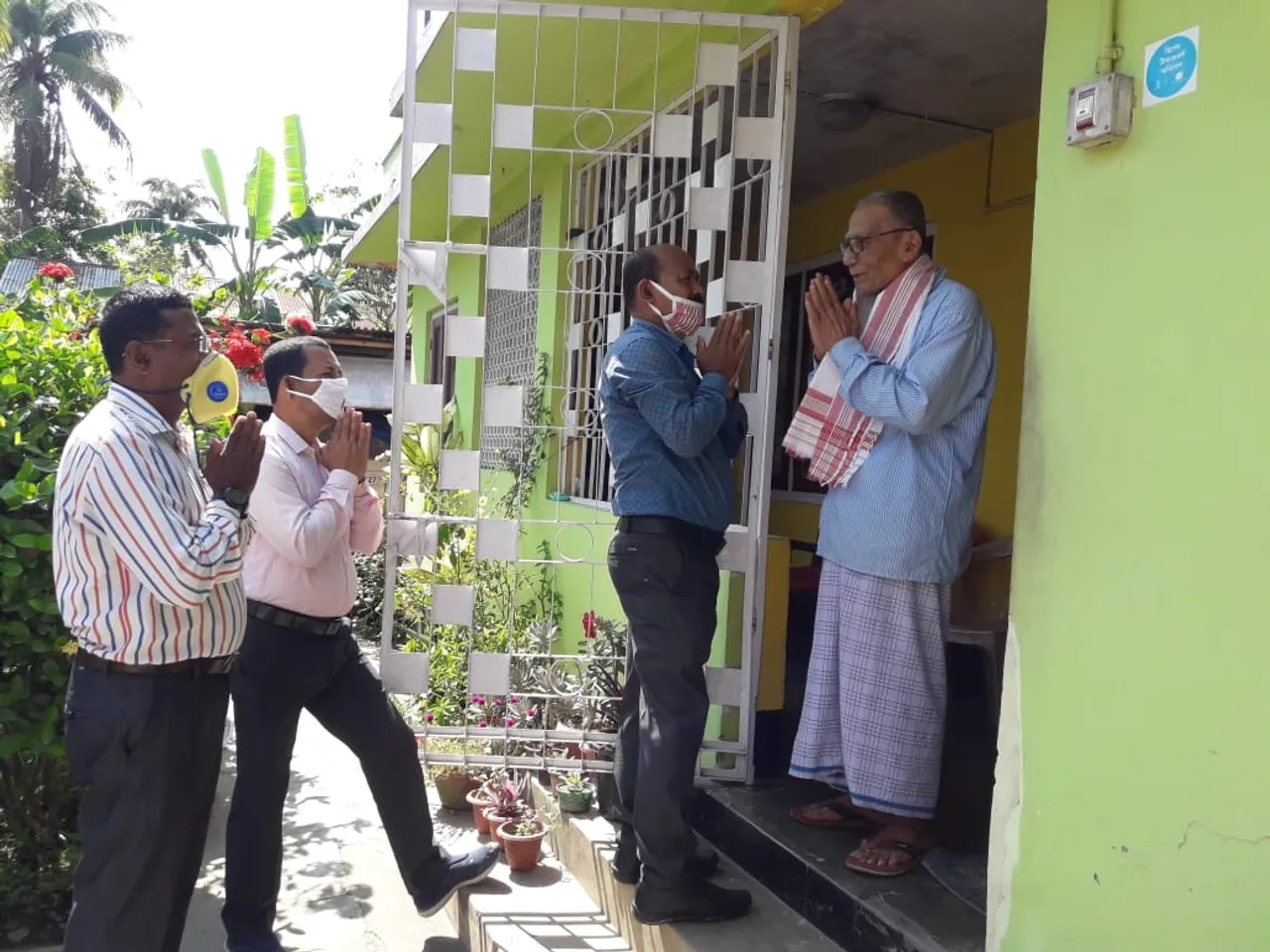 লকডাউনৰ সময়ত জ্যেষ্ঠ নাগৰিকৰ ঘৰে ঘৰে গৈ খবৰ ল’লে মঙলদৈ প্ৰেছ ক্লাবৰ সদস্যই…