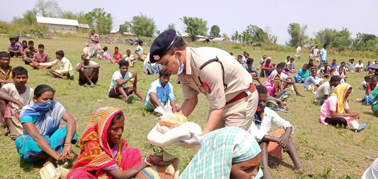 ভাৰত-ভূটান আন্তঃৰাষ্ট্ৰীয় সীমান্তৱৰ্তী এলেকাত ৬০০ পৰিয়ালৰ মাজত অত্যাৱশ্যকীয় খাদ্য-সামগ্ৰী বিতৰণ আৰক্ষীৰ