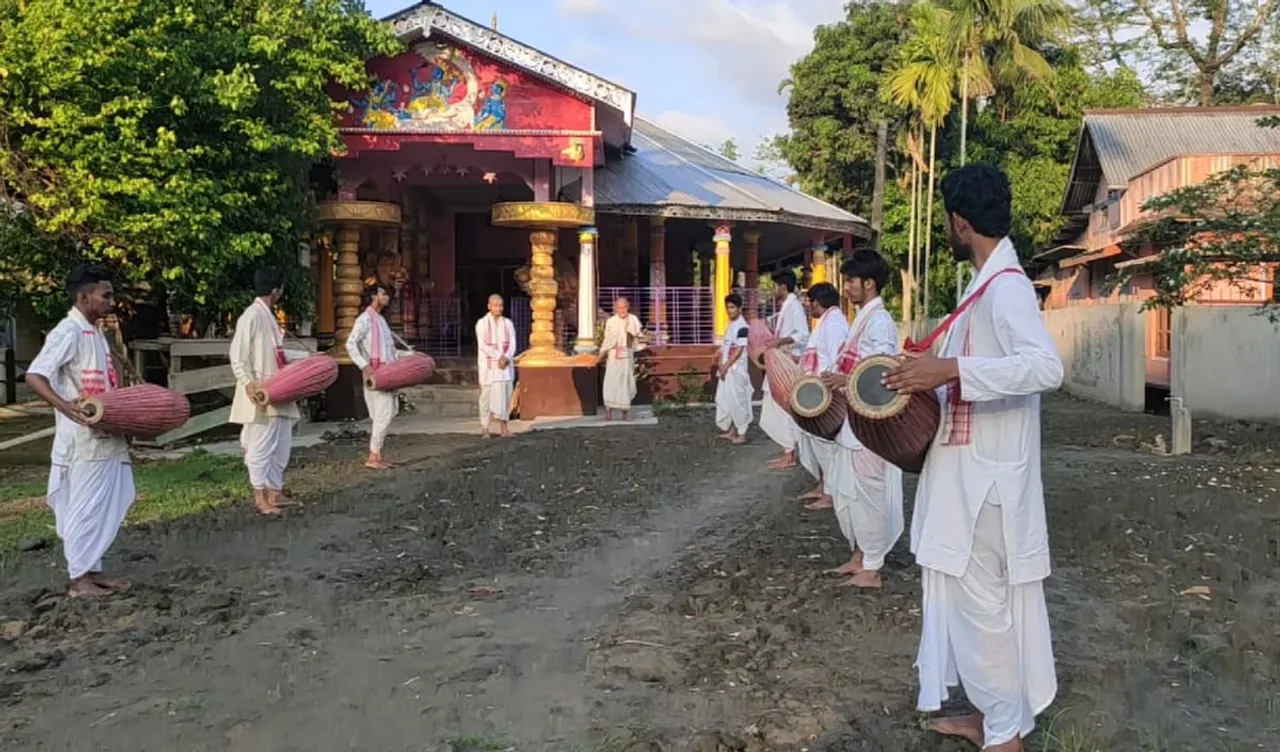 লকডাউনত বটদ্ৰৱাৰ কুঁজি সত্ৰত ব্যতিক্ৰমী দৃশ্য,  বৰবায়ন মিনাৰাম কাকতিৰ তত্বাৱধানত গুৰুজনাৰ অপূৰ্ব সৃষ্টি খোল বাদ্য চৰ্চাৰ নিমগ্ন এদল নৱ প্ৰজন্ম…