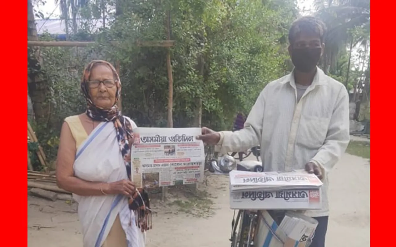 মুখত মাস্ক পিন্ধি লকডাউনৰ মাজতো দৌলাশাল অঞ্চলত বাতৰি কাকতৰ বিতৰণ অব্যাহত ৰাখিছে  টিকেন বৰ্মনে…