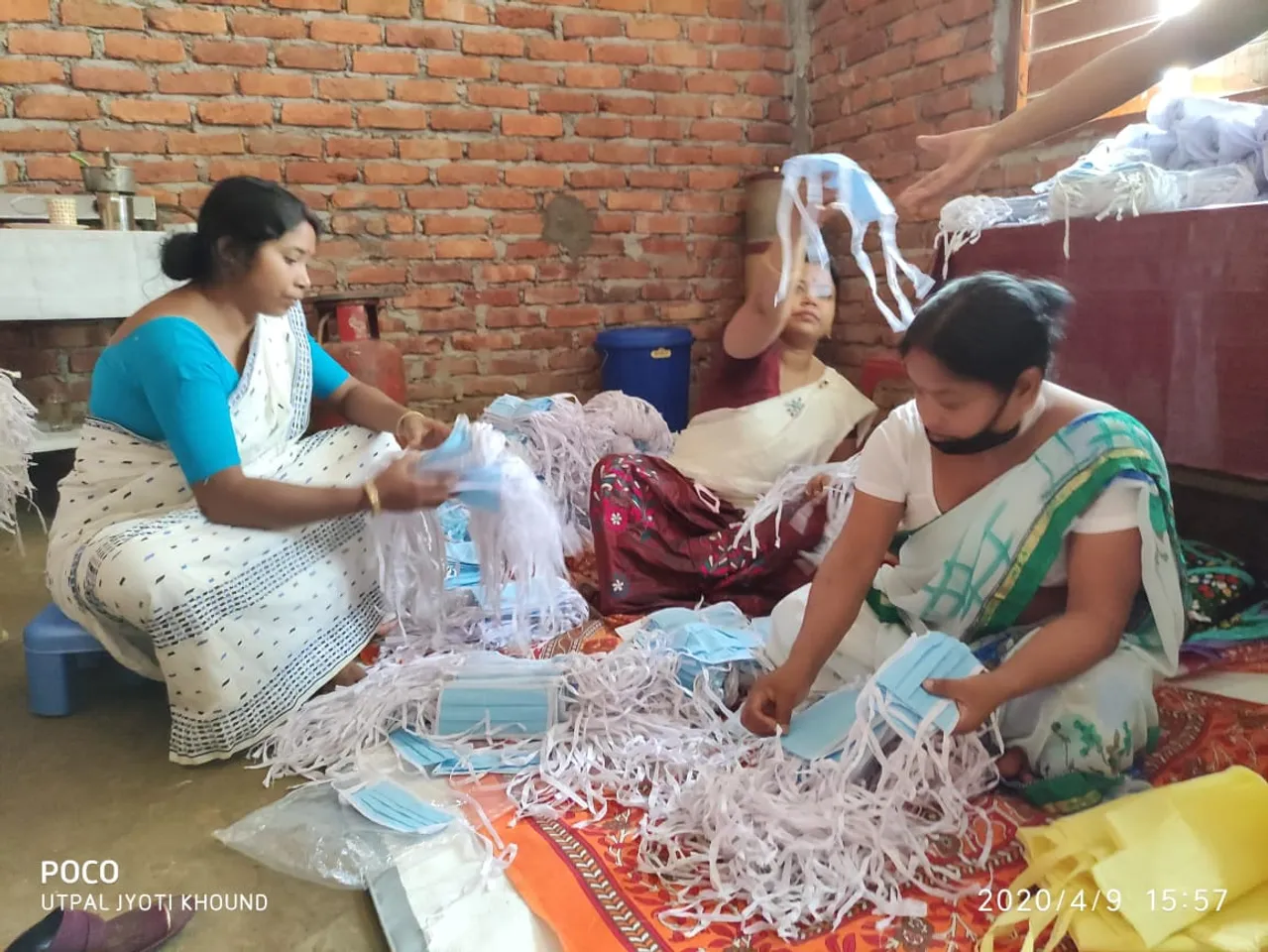 টীয়কত চাৰি দিনত ৫ হাজাৰ মাক্স তৈয়াৰ কৰিলে এদল মহিলাই…