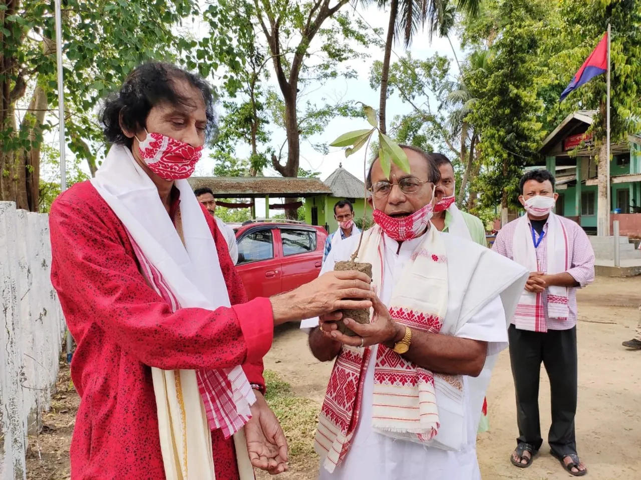 বটদ্ৰৱা শলগুৰি সত্রৰ সত্ৰাধিকাৰ যোগেন্দ্ৰ নাৰায়ণ দেৱমহন্তৰ উদ্যোগত গছ বিহু