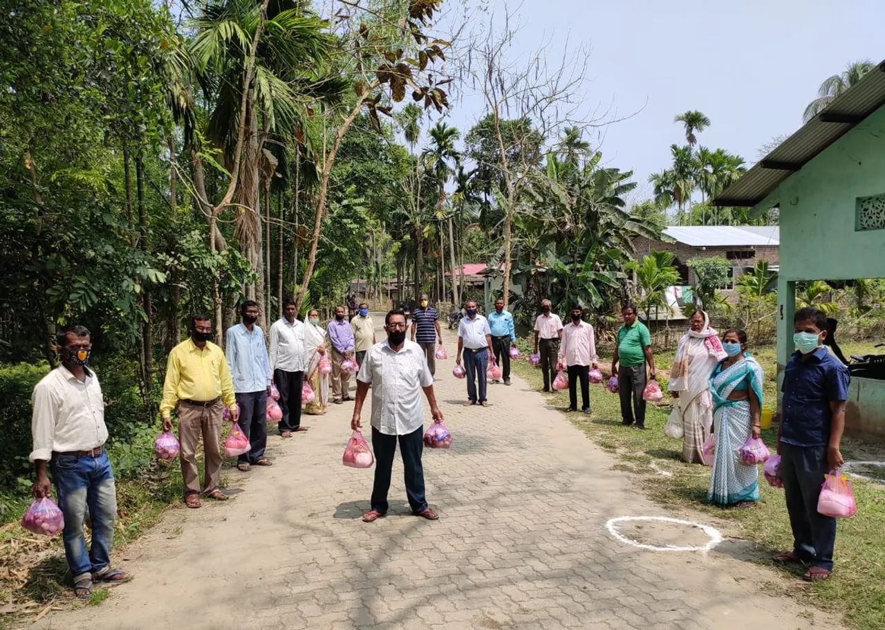 বটদ্ৰৱাৰ মুকলি নসত্ৰ আৰু হালধিআটীত আৰ্তজনৰ মাজত অত্যাৱশ্যকীয় সামগ্ৰী বিতৰণ…