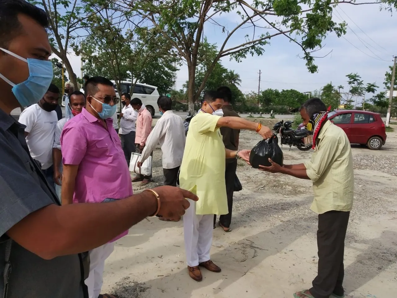 ঘগ্ৰাপাৰত সাংসদ দিলীপ শইকীয়াৰ  খাদ্য সামগ্ৰী বিতৰণ