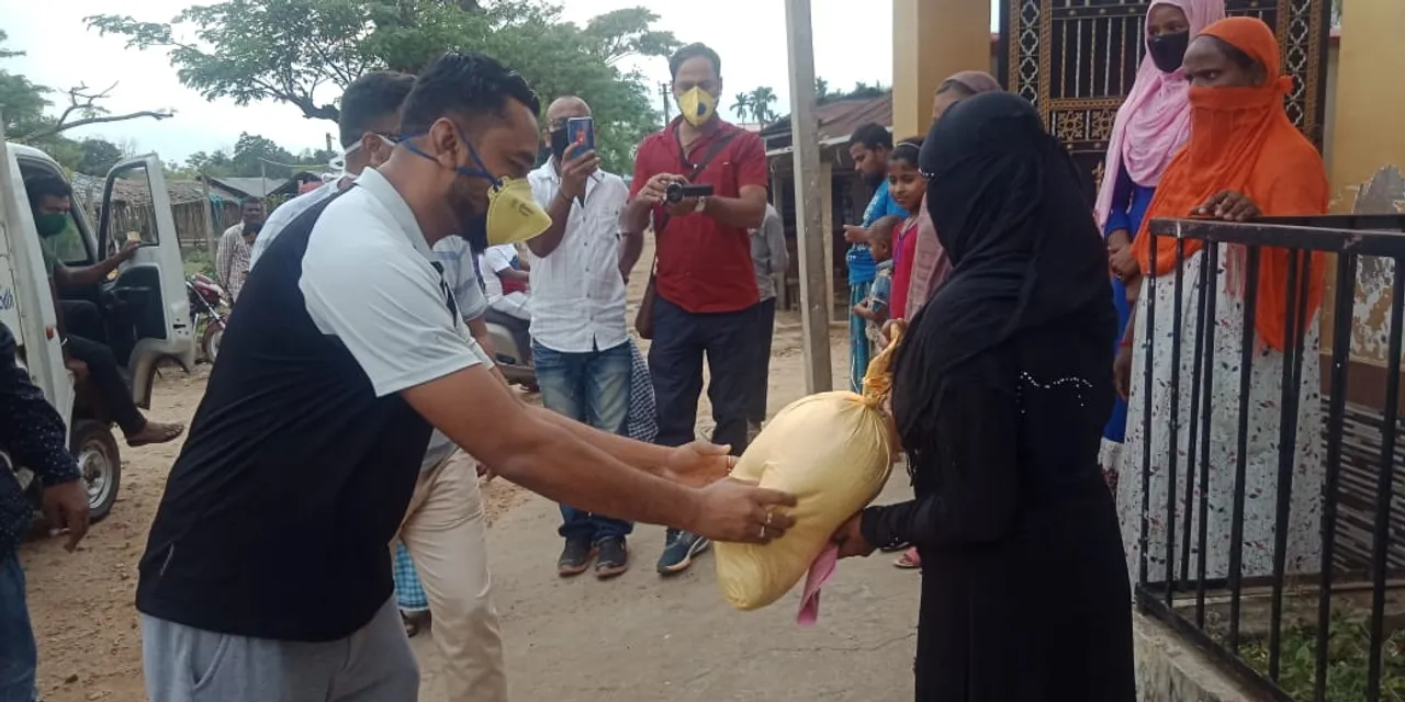 নীলবাগানত আৰ্তসকলৰ মাজত সাহায্য সামগ্ৰী বিতৰণ…