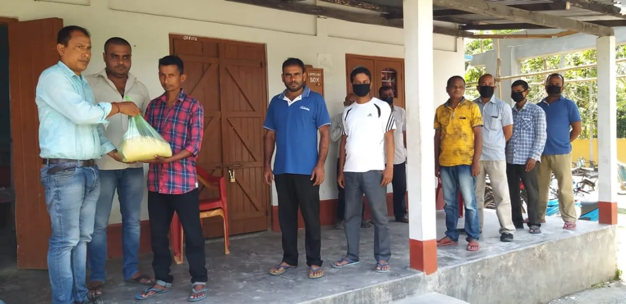 ২৪ নং মধ্য ধৰ্মপুৰ পঞ্চায়তত ১৩গৰাকী বাতৰি কাকত বিতৰকক খাদ্য সামগ্ৰী প্ৰদান…