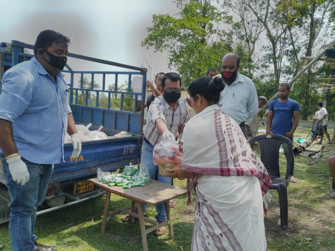 টিহুৰ মথুৰাপুৰত সমাজকৰ্মী জয়ন্ত হাজৰিকাৰ খাদ্য বিতৰণ…