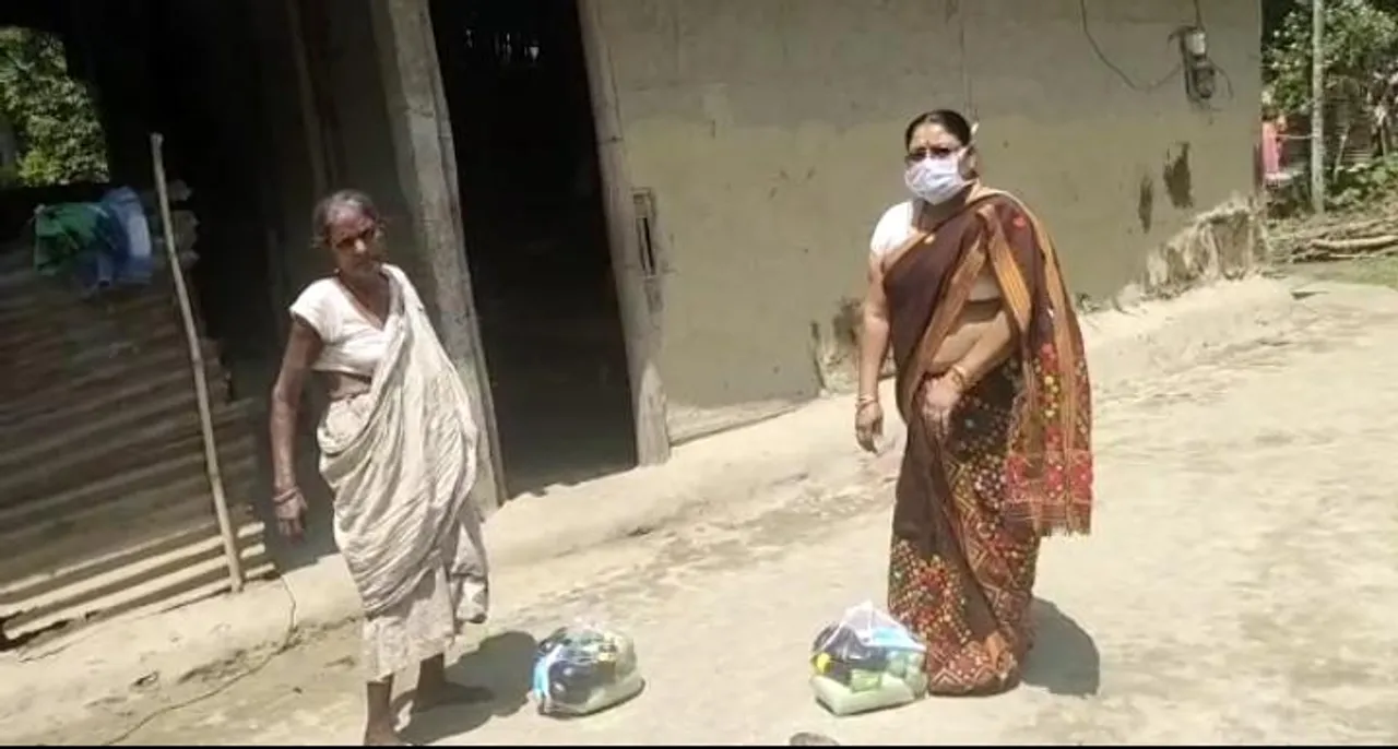 গহপুৰৰ দৰিদ্ৰ লোকৰ কাষত এগৰাকী  মানৱ দৰদী মহিলা…