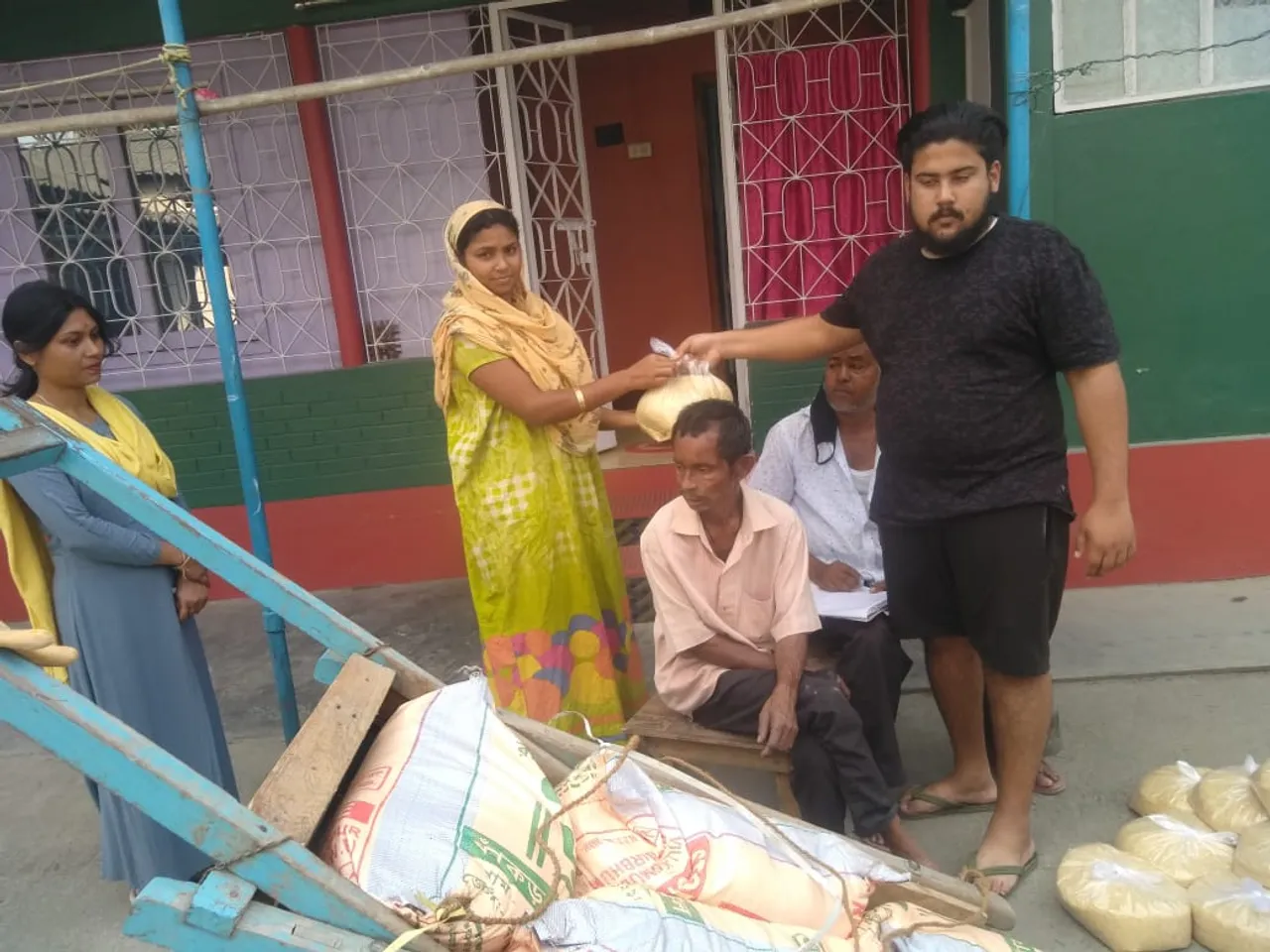 নলবাৰীত আৰ্তজনৰ মাজত খাদ্য বিতৰণ মটৰ শ্ৰমিক ইউনিয়নৰ সভাপতি নুৰ হুছেইনৰ…