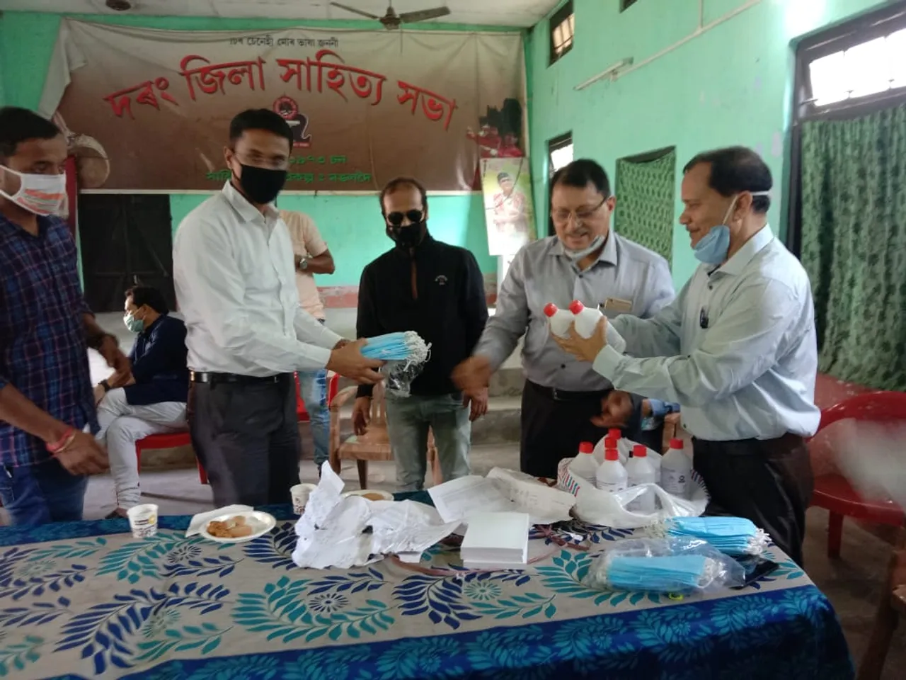 মঙলদৈত সাংবাদিক, পৌৰ কৰ্মী, আৰক্ষীক মাস্ক, চেনিটাইজাৰ বিতৰণ, বাতৰিকাকত হকাৰক প্ৰদান খাদ্য সামগ্ৰী…