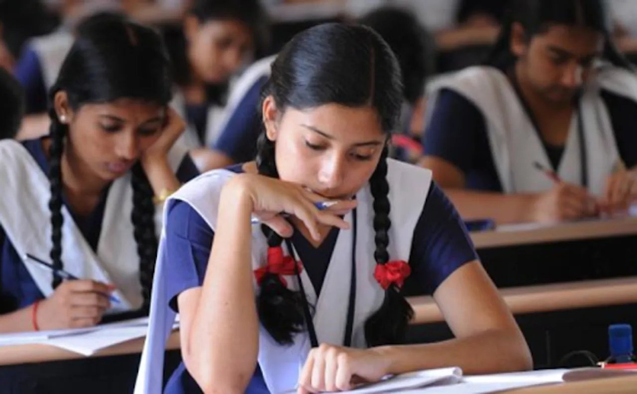 নামভৰ্ত্তিক লৈ হাহাকাৰঃ দৰঙত উচ্চতৰ মাধ্যমিক আৰু স্নাতক পৰ্যায়ত আসন বৃদ্ধিৰ দাবী আছুৰ…