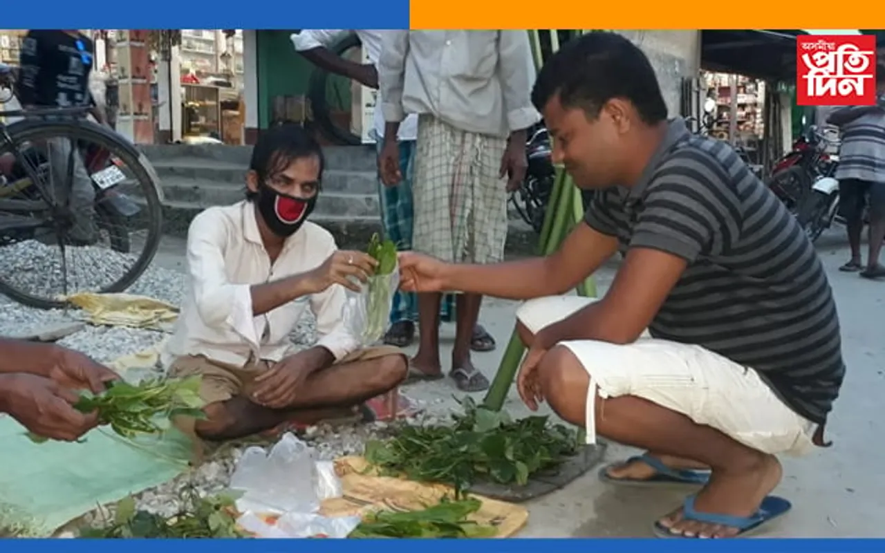 দৰিদ্ৰতাৰ সৈতে যুঁজ দৌলাশালৰ অন্ধ শিল্পী পংকজৰ,পথত কচু-ঢেকীয়া বিক্ৰী কৰি অব্যাহত ৰাখিছে   সংগীতৰ যাত্ৰা
